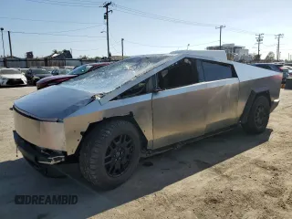 2024 Tesla Cybertruck Cyberbeast z VIN 7G2CEHEE3RA017028, wystawiony jako Copart lot #54272285 z przebiegiem 4335 mil mil oraz Szkody całkowita. Historia ofert i sprzedaży dostępna na DreamBid. Obrazek 1.