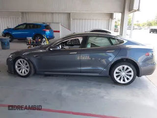 2018 Tesla Model S 75D с VIN 5YJSA1E2XJF246112, выставлен на аукционе IAAI как лот 42124379 с пробегом Не указан миль и . История ставок и продаж доступна на DreamBid. Изображение 14.