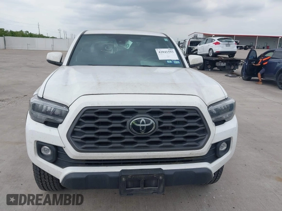 2022 Toyota Tacoma SR z VIN 3TMCZ5AN7NM493268, wystawiony jako IAAI lot #42041593 z przebiegiem 100 589 mil mil oraz . Historia ofert i sprzedaży dostępna na DreamBid. Obrazek 12.