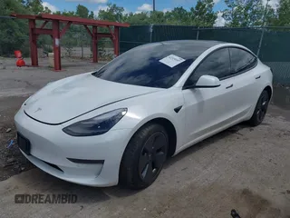 2021 Tesla Model 3 Standard Range Plus z VIN 5YJ3E1EA3MF060027, wystawiony jako IAAI lot #42319107 z przebiegiem 44 339 mil mil oraz . Historia ofert i sprzedaży dostępna na DreamBid. Obrazek 18.