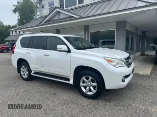 2013 Lexus GX 460 z VIN JTJBM7FX8D5063265, wystawiony jako Copart lot #60910835 z przebiegiem 194 599 mil mil oraz Czysty tytuł • Clean title. Historia ofert i sprzedaży dostępna na DreamBid. Obrazek 1.