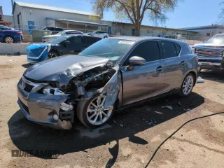 2013 Lexus CT 200h z VIN JTHKD5BH7D2172578, wystawiony jako Copart lot #52526805 z przebiegiem 103 949 mil mil oraz Szkody całkowita. Historia ofert i sprzedaży dostępna na DreamBid. Obrazek 1.