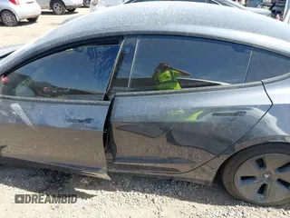 2023 Tesla Model 3 z VIN 5YJ3E1EA2PF569644, wystawiony jako IAAI lot #41831560 z przebiegiem 30 903 mil mil oraz . Historia ofert i sprzedaży dostępna na DreamBid. Obrazek 13.