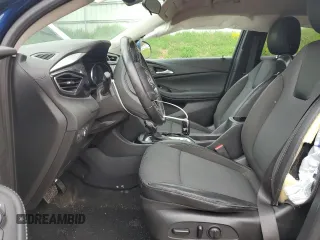 2022 Buick Encore GX Preferred z VIN KL4MMCSL0NB098158, wystawiony jako Copart lot #56724195 z przebiegiem 68 009 mil mil oraz Szkoda całkowita • Salvage title. Historia ofert i sprzedaży dostępna na DreamBid. Obrazek 7.