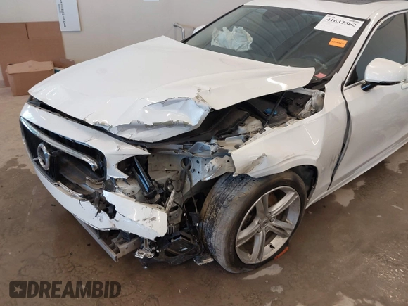 2019 Volvo S90 Momentum with VIN LVY102AK5KP081791, listed as a IAAI auction lot 41632562 with 117,384 mi miles. Bid and sale history available at carsss.com. Image 6.