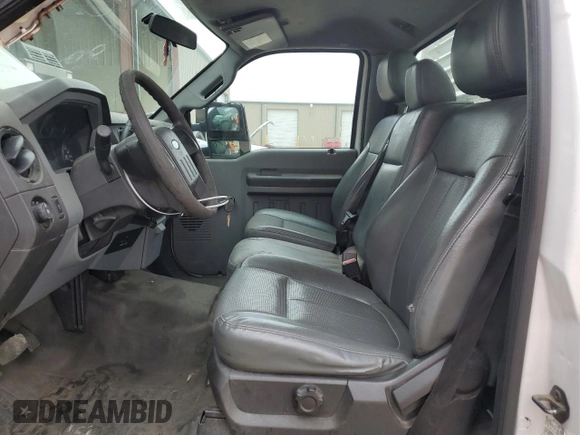 2015 Ford F-250 XL z VIN 1FTBF2A68FEB80829, wystawiony jako Copart lot #54684575 z przebiegiem 300 026 mil mil oraz Czysty tytuł • Clean title. Historia ofert i sprzedaży dostępna na DreamBid. Obrazek 7.