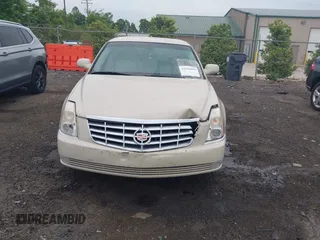 2011 Cadillac DTS z VIN 1G6KA5E65BU139507, wystawiony jako IAAI lot #42236497 z przebiegiem 118 332 mil mil oraz . Historia ofert i sprzedaży dostępna na DreamBid. Obrazek 13.