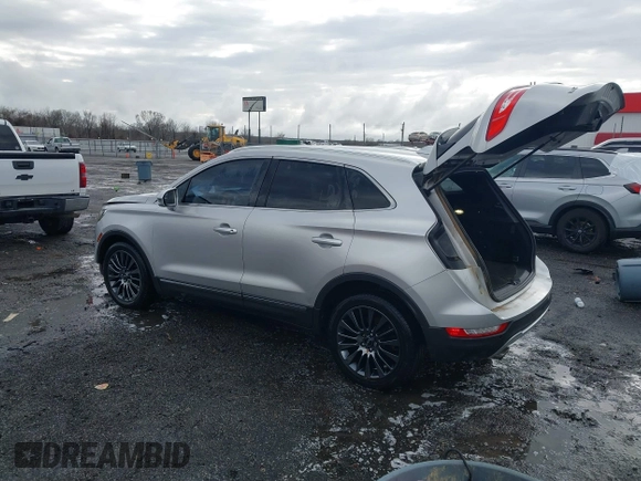 2015 Lincoln MKC z VIN 5LMCJ1A95FUJ20349, wystawiony jako IAAI lot #41695129 z przebiegiem 140 878 mil mil oraz . Historia ofert i sprzedaży dostępna na DreamBid. Obrazek 3.