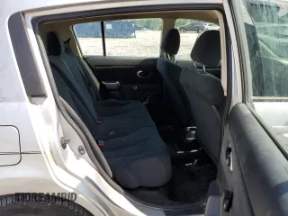 2011 Nissan Versa S z VIN 3N1BC1CP7BL440448, wystawiony jako Copart lot #58199525 z przebiegiem 155 043 mil mil oraz Szkoda całkowita • Salvage title. Historia ofert i sprzedaży dostępna na DreamBid. Obrazek 11.