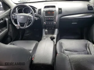 2013 Kia Sorento EX с VIN 5XYKU4A61DG351443, выставлен на аукционе Copart как лот 86988774 с пробегом 196 542 миль миль и Списание • Salvage title. История ставок и продаж доступна на DreamBid. Изображение 8.