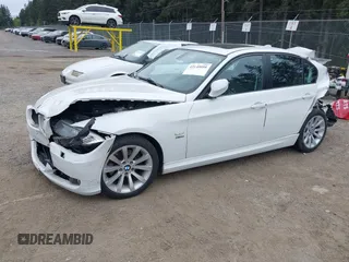 2011 BMW 3 Series 328i xDrive z VIN WBAPK5G59BNN27626, wystawiony jako IAAI lot #42140058 z przebiegiem 122 120 mil mil oraz . Historia ofert i sprzedaży dostępna na DreamBid. Obrazek 18.