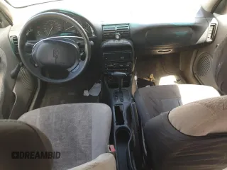 1999 Saturn SL z VIN 1G8ZK5271XZ316032, wystawiony jako Copart lot #50663015 z przebiegiem 164 288 mil mil oraz Nie do naprawy. Historia ofert i sprzedaży dostępna na DreamBid. Obrazek 8.