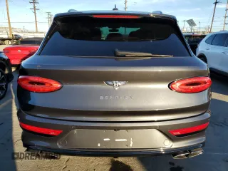 2021 Bentley Bentayga V8 z VIN SJAAM2ZV9MC032759, wystawiony jako Copart lot #81136944 z przebiegiem 49 426 mil mil oraz Czysty tytuł • Clean title. Historia ofert i sprzedaży dostępna na DreamBid. Obrazek 6.