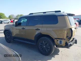 2024 Toyota Land Cruiser z VIN JTEABFAJ9RK012363, wystawiony jako IAAI lot #41859375 z przebiegiem 5 420 mil mil oraz . Historia ofert i sprzedaży dostępna na DreamBid. Obrazek 15.