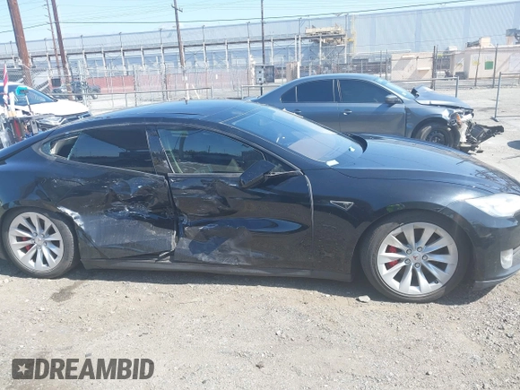 2014 Tesla Model S 60 z VIN 5YJSA1H13EFP42250, wystawiony jako IAAI lot #42267590 z przebiegiem 196 142 mil mil oraz . Historia ofert i sprzedaży dostępna na DreamBid. Obrazek 14.