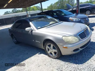 2004 Mercedes-Benz S 430 z VIN WDBNG70J74A417701, wystawiony jako IAAI lot #42034384 z przebiegiem 235 520 mil mil oraz . Historia ofert i sprzedaży dostępna na DreamBid. Obrazek 1.
