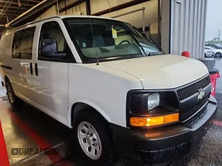 2013 Chevrolet Express Cargo z VIN 1GCSGAFX1D1169555, wystawiony jako IAAI lot #42530668 z przebiegiem 207 358 mil mil oraz . Historia ofert i sprzedaży dostępna na DreamBid. Obrazek 3.