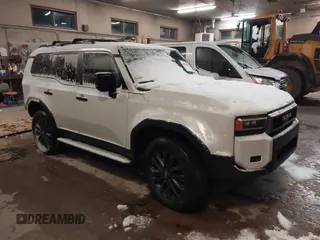 2024 Toyota Land Cruiser z VIN JTEABFAJ8R5003023, wystawiony jako IAAI lot #40964409 z przebiegiem 2 652 mil mil oraz . Historia ofert i sprzedaży dostępna na DreamBid. Obrazek 1.