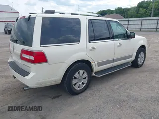 2007 Lincoln Navigator z VIN 5LMFU27587LJ21193, wystawiony jako IAAI lot #42474551 z przebiegiem 132 792 mil mil oraz . Historia ofert i sprzedaży dostępna na DreamBid. Obrazek 4.