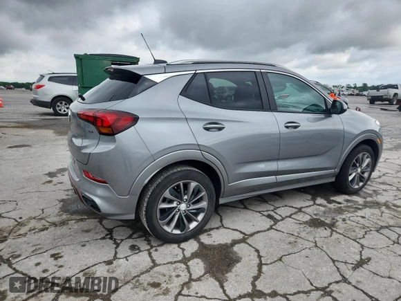 2023 Buick Encore GX Select z VIN KL4MMDSL6PB066405, wystawiony jako Copart lot #59940995 z przebiegiem 26 385 mil mil oraz Czysty tytuł • Clean title. Historia ofert i sprzedaży dostępna na DreamBid. Obrazek 3.