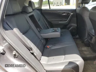 2024 Toyota RAV4 XLE Premium z VIN 2T3C1RFV3RW344089, wystawiony jako Copart lot #61747485 z przebiegiem 18 447 mil mil oraz Szkoda całkowita • Salvage title. Historia ofert i sprzedaży dostępna na DreamBid. Obrazek 11.