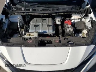 2025 Nissan LEAF S z VIN 1N4AZ1BV1SC562084, wystawiony jako Copart lot #53189765 z przebiegiem 7953 mil mil oraz Szkody całkowita. Historia ofert i sprzedaży dostępna na DreamBid. Obrazek 14.
