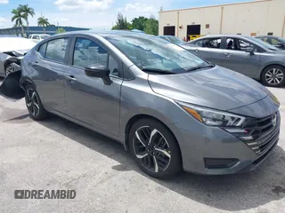 2024 Nissan Versa SR z VIN 3N1CN8FV1RL926989, wystawiony jako IAAI lot #42468552 z przebiegiem 12 787 mil mil oraz . Historia ofert i sprzedaży dostępna na DreamBid. Obrazek 1.