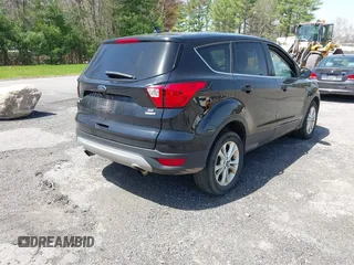 2019 Ford Escape SE z VIN 1FMCU9GD4KUA83745, wystawiony jako IAAI lot #42148855 z przebiegiem 101 592 mil mil oraz . Historia ofert i sprzedaży dostępna na DreamBid. Obrazek 4.