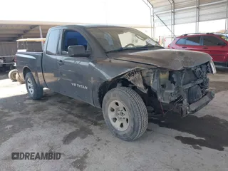 2005 Nissan Titan SE z VIN 1N6AA06A95N547552, wystawiony jako IAAI lot #42340747 z przebiegiem 214 496 mil mil oraz . Historia ofert i sprzedaży dostępna na DreamBid. Obrazek 1.