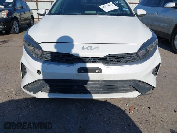 2022 Kia Forte LXS z VIN 3KPF24AD9NE490305, wystawiony jako IAAI lot #41979052 z przebiegiem 80 334 mil mil oraz . Historia ofert i sprzedaży dostępna na DreamBid. Obrazek 6.