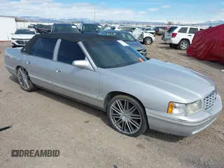 1999 Cadillac DeVille z VIN 1G6KD54Y4XU763977, wystawiony jako IAAI lot #41845785 z przebiegiem Nie podano mil oraz . Historia ofert i sprzedaży dostępna na DreamBid. Obrazek 1.