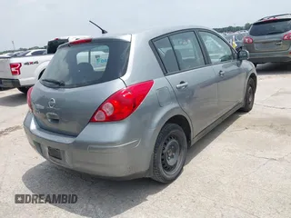 2010 Nissan Versa S z VIN 3N1BC1CP0AL399143, wystawiony jako IAAI lot #42268705 z przebiegiem 222 459 mil mil oraz . Historia ofert i sprzedaży dostępna na DreamBid. Obrazek 4.