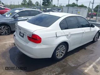 2007 BMW 3 Series 328i z VIN WBAVA33547KX83556, wystawiony jako IAAI lot #42302137 z przebiegiem 108 686 mil mil oraz . Historia ofert i sprzedaży dostępna na DreamBid. Obrazek 4.
