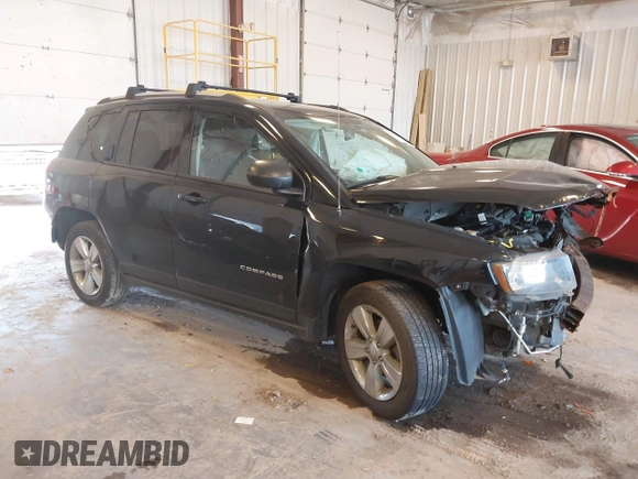 2016 Jeep Compass Sport z VIN 1C4NJCBA7GD621393, wystawiony jako IAAI lot #42640609 z przebiegiem 130 885 mil mil oraz . Historia ofert i sprzedaży dostępna na DreamBid. Obrazek 1.