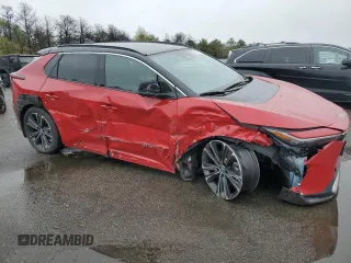 2024 Toyota bZ4X XLE z VIN JTMABACA3RA056904, wystawiony jako Copart lot #55640625 z przebiegiem 30 847 mil mil oraz Szkody całkowita. Historia ofert i sprzedaży dostępna na DreamBid. Obrazek 4.