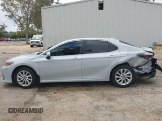 2024 Toyota Camry LE z VIN 4T1C11AK9RU228788, wystawiony jako IAAI lot #42108189 z przebiegiem 26 359 mil mil oraz . Historia ofert i sprzedaży dostępna na DreamBid. Obrazek 14.