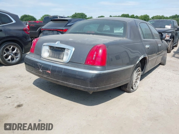 2001 Lincoln Town Car Signature z VIN 1LNHM82W11Y695417, wystawiony jako IAAI lot #42041548 z przebiegiem 117 392 mil mil oraz . Historia ofert i sprzedaży dostępna na DreamBid. Obrazek 4.