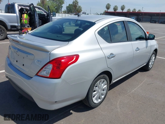 2019 Nissan Versa SV z VIN 3N1CN7AP9KL867893, wystawiony jako IAAI lot #42100542 z przebiegiem 105 962 mil mil oraz . Historia ofert i sprzedaży dostępna na DreamBid. Obrazek 4.