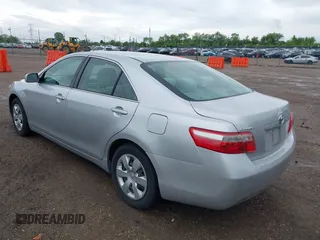 2007 Toyota Camry CE z VIN 4T1BE46K87U188131, wystawiony jako IAAI lot #42378672 z przebiegiem 274 966 mil mil oraz . Historia ofert i sprzedaży dostępna na DreamBid. Obrazek 3.
