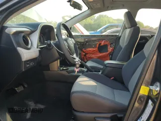 2015 Toyota RAV4 XLE z VIN 2T3RFREV8FW358451, wystawiony jako Copart lot #59803665 z przebiegiem 149 776 mil mil oraz Szkoda całkowita • Salvage title. Historia ofert i sprzedaży dostępna na DreamBid. Obrazek 7.