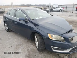 2015 Volvo S60 T5 Drive-E Premier z VIN YV126MFK1F2336786, wystawiony jako IAAI lot #41184378 z przebiegiem 134 482 mil mil oraz . Historia ofert i sprzedaży dostępna na DreamBid. Obrazek 1.
