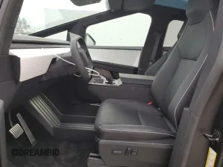2024 Tesla Cybertruck z VIN 7G2CEHED4RA013156, wystawiony jako Copart lot #77332004 z przebiegiem 1 808 mil mil oraz Nie do naprawy • Non repairable. Historia ofert i sprzedaży dostępna na DreamBid. Obrazek 7.