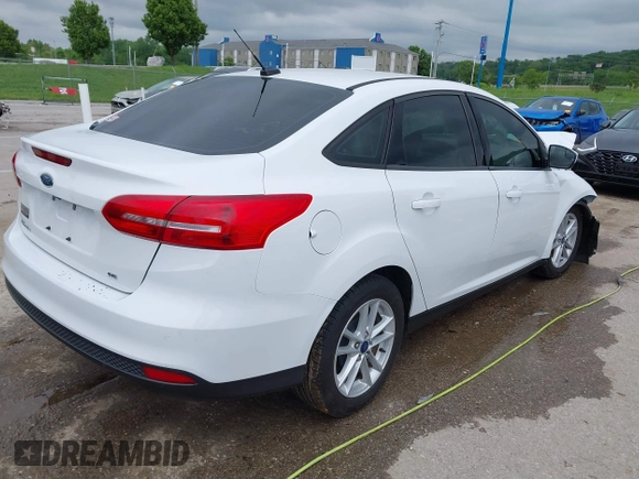 2018 Ford Focus SE z VIN 1FADP3F21JL257262, wystawiony jako IAAI lot #42174952 z przebiegiem 138 872 mil mil oraz . Historia ofert i sprzedaży dostępna na DreamBid. Obrazek 4.