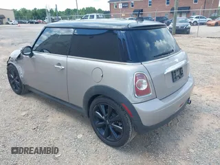 2012 MINI Hardtop z VIN WMWSU3C55CT369622, wystawiony jako IAAI lot #42458180 z przebiegiem 141 444 mil mil oraz . Historia ofert i sprzedaży dostępna na DreamBid. Obrazek 3.