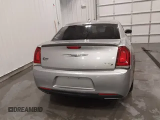 2016 Chrysler 300 S z VIN 2C3CCAGG7GH253095, wystawiony jako IAAI lot #41485489 z przebiegiem 90 583 mil mil oraz . Historia ofert i sprzedaży dostępna na DreamBid. Obrazek 17.