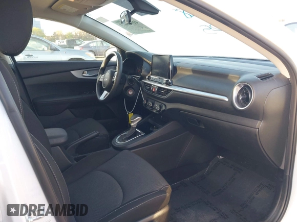 2023 Kia Forte LXS z VIN 3KPF24AD6PE539124, wystawiony jako IAAI lot #41946697 z przebiegiem 57 512 mil mil oraz . Historia ofert i sprzedaży dostępna na DreamBid. Obrazek 5.