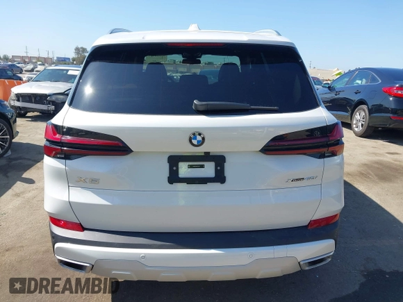 2025 BMW X5 xDrive40i z VIN 5UX23EU03S9Z14103, wystawiony jako IAAI lot #42519767 z przebiegiem 2 983 mil mil oraz . Historia ofert i sprzedaży dostępna na DreamBid. Obrazek 16.