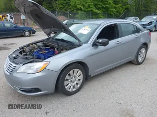 2014 Chrysler 200 LX z VIN 1C3CCBAB9EN231381, wystawiony jako IAAI lot #42302328 z przebiegiem 160 813 mil mil oraz . Historia ofert i sprzedaży dostępna na DreamBid. Obrazek 2.
