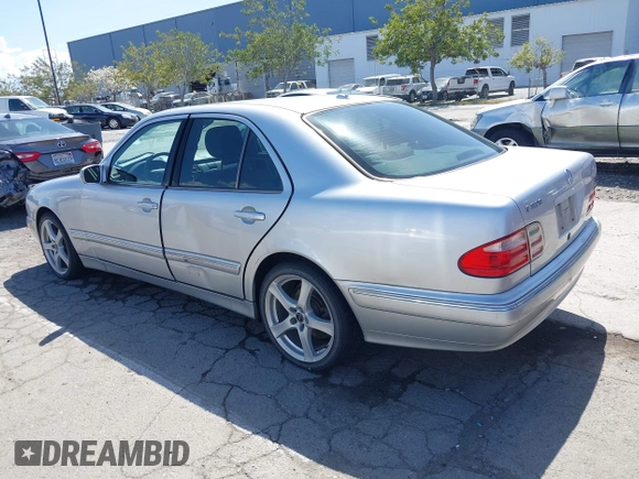 2001 Mercedes-Benz E 320 z VIN WDBJF65J51B311774, wystawiony jako IAAI lot #41953089 z przebiegiem 170 338 mil mil oraz . Historia ofert i sprzedaży dostępna na DreamBid. Obrazek 6.