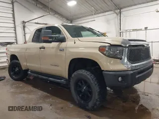 2017 Toyota Tundra SR z VIN 5TFUY5F19HX583033, wystawiony jako IAAI lot #41484920 z przebiegiem 112 206 mil mil oraz . Historia ofert i sprzedaży dostępna na DreamBid. Obrazek 1.